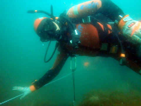 潜水訓練中の潜水士